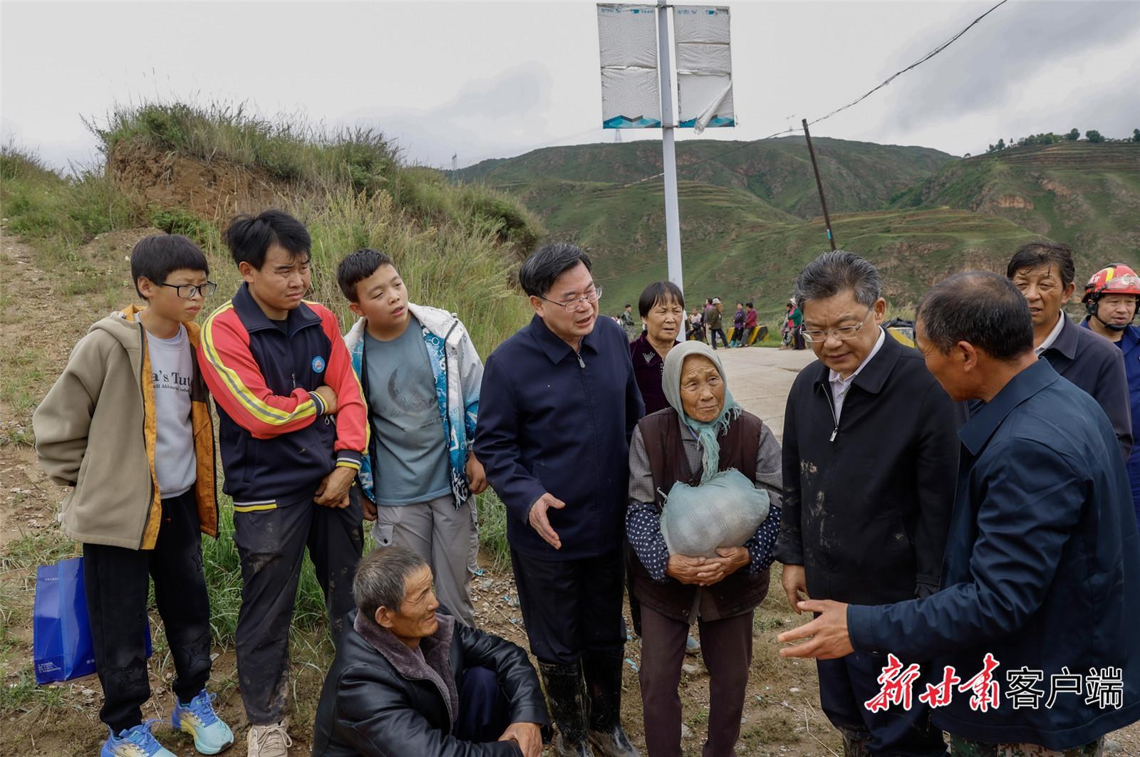 千方百計(jì)搜救失聯(lián)人員 妥善轉(zhuǎn)移安置受災(zāi)群眾 胡昌升任振鶴在榆中現(xiàn)場指揮搶險(xiǎn)救災(zāi)工作